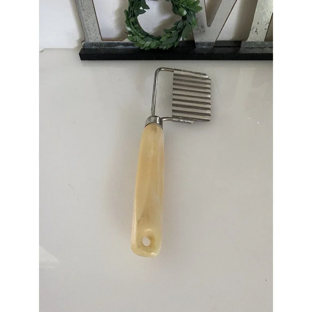 Vintage Vegetable Crinkle‎ Cutter Potato Cheese Slicer Beige Plastic Handle EUC